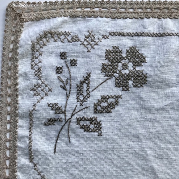 Vintage Collection of Taupe Floral Linen Placemats & Napkins - Picture 4 of 6